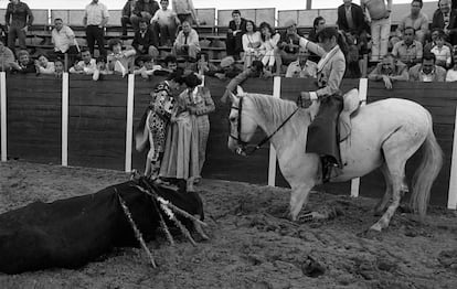 Las mujeres también toman parte en los festejos taurinos, como puede verse en esta instantánea de una corrida de rejones en Paracuellos del Jarama (Madrid, 1982). Zabalza destaca que a los toreros no suele gustarles compartir el cartel con mujeres.