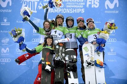 El equipo francés formado por Chloé Trespeuch (3i) y Nelly Moenne (3d), medalla de oro; las también francesas Manon Petit (i) y Charlotte Bankes (2i, abajo), medalla de plata, y las estadounidenses, Lindsey Jacobellis (2d) y Falle Gulini (d), bronce, en el podio tras la final por equipos de snowboardcross femenino de los Mundiales de de Esquí y Snowboard Freestyle de Sierra Nevada, en granada (España).