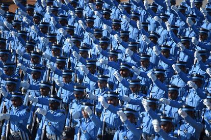 Miembros de la IAF (Fuerza Aérea India) participan en un desfile, durante un ensayo previo al Día de la República, en Nueva Delhi.