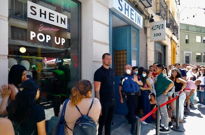 Decenas de jóvenes hacen cola en la pop up que Shein abrió en Madrid el pasado verano.