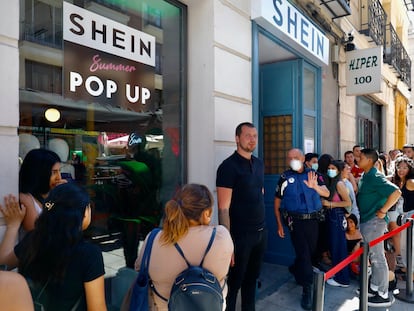 Decenas de jóvenes hacen cola en la pop up que Shein abrió en Madrid el pasado año.