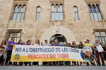 La ONG Salvamento Marítimo Humanitario protesta ante el Palau de la Generalitat contra el cobro de tasas portuarias por parte de la Generalitat.