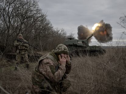 Un par de soldados ucranios se resguardan tras el dsparo de un tanque de guerra en Donetsk, Ucrania, el pasado 28 de diciembre.