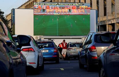 Aficionados al fútbol siguen el partido entre Sparta de Praga y Viktoria Plzen en un autocine, mientras se reanuda la liga checa, en Praga.