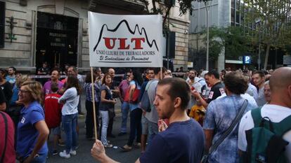 Trabajadores de Inovyn, ayer manifestándose ante la Delegación del Gobierno.