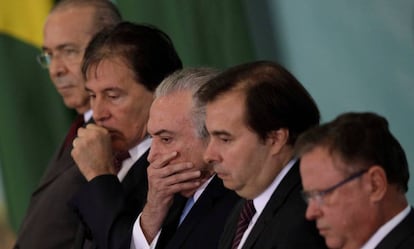 Michel Temer entre o presidente do Senado, Eun&iacute;cio Oliveira (PMDB-CE), e o presidente da C&acirc;mara, Rodrigo Maia (DEM-RJ), em cerim&ocirc;nia no Pal&aacute;cio do Planalto. Nas pontas, o ministro-chefe da Casa Civil, Eliseu Padilha, e o ministro da Agricuiltura, Blairo Maggi.