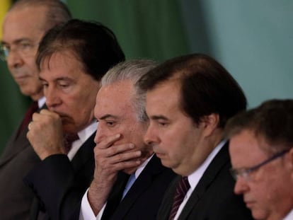 Michel Temer entre o presidente do Senado, Eun&iacute;cio Oliveira (PMDB-CE), e o presidente da C&acirc;mara, Rodrigo Maia (DEM-RJ), em cerim&ocirc;nia no Pal&aacute;cio do Planalto. Nas pontas, o ministro-chefe da Casa Civil, Eliseu Padilha, e o ministro da Agricuiltura, Blairo Maggi.