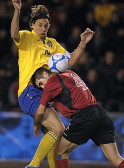 Ibrahimovic disputa el balón ante un jugador albanés.