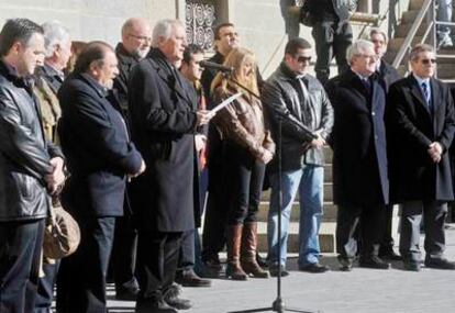 El alcalde de Olot Girona, Lluís Secrest, dirige unas palabras a los más de un centenar de vecinos que se han congregado esta mañana para guardar dos minutos de silencio a las puertas del ayuntamiento de esta localidad con motivo de los cuatro asesinatos cometidos ayer.