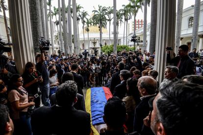 Una multitud de la Asamblea Nacional de Venezuela se reunen entorno al ataúd de Fernando Albán, en Caracas. 