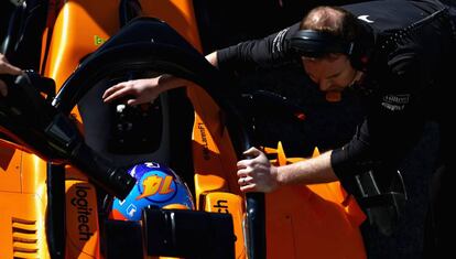 Fernando Alonso, en el garaje de McLaren este viernes.