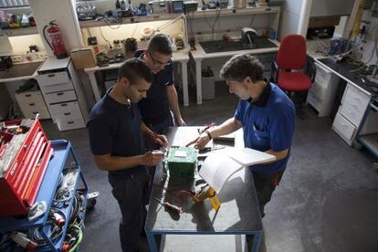 Estudiantes de FP hacen prácticas en la fábrica de Siemens en Getafe.