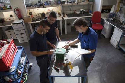 Estudiantes de FP hacen pr&aacute;cticas en la f&aacute;brica de Siemens en Getafe. 