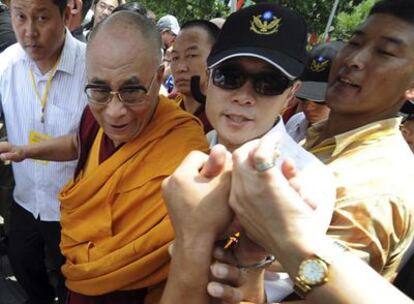 El Dalai Lama saluda a sus partidarios después de dirigir un rezo en el poblado de Hsiaolin en recuerdo de las víctimas del tifón Morakot