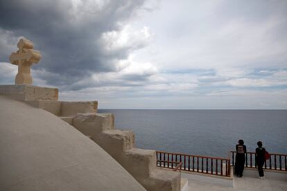 Peregrinos disfrutan de las vistas que ofrece el monasterio del Apóstol Andrés (Chipre).