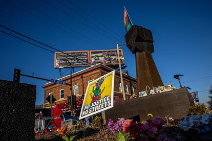 Una escultura en un memorial a George Floyd en Minneapolis.