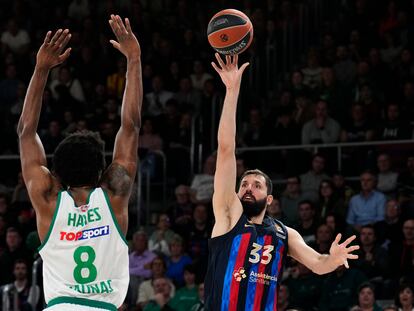 Nikola Mirotic trata de anotar ante Kevarrius Hayes durante el encuentro de Euroliga entre el Barcelona y el Zalgiris de la fase regular en el Palau Blaugrana.