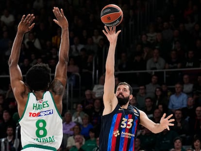 Nikola Mirotic ante Kevarrius Hayes durante el partido de Euroliga entre el Barcelona y el Zalgiris Kaunas.