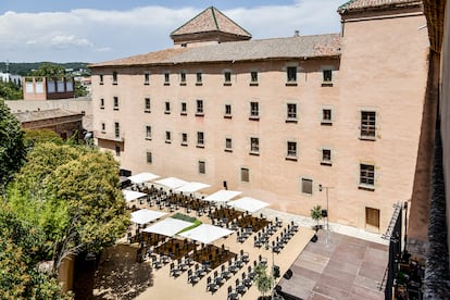 Vista actual del claustro del Monasterio de Sant Feliu de Guíxols inacabado.