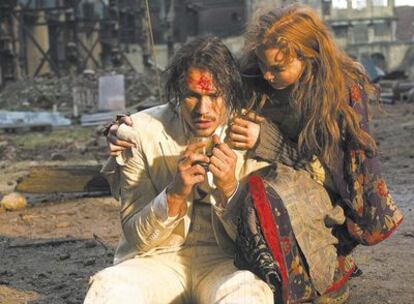 Heath Ledger, en su papel de Tony Liar, consolado por la hija del doctor Parnassus, la ferianta Lily Cole.