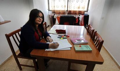 Anaïs Cijes, en el comedor del piso que comparte con otras estudiantes en Valencia.