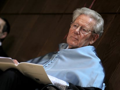 El teólogo Hans Küng, durante la ceremonia en la que fue investido doctor honoris causa por la UNED en Madrid, en 2011.