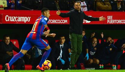 Neymar controla el balón ante la mirada de Luis Enrique.