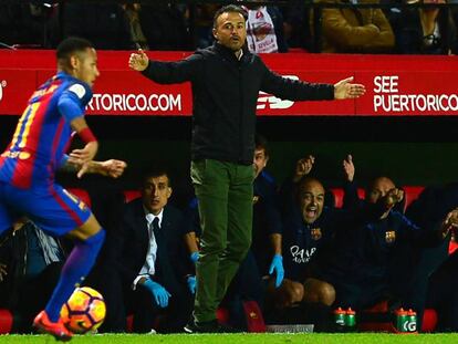 Neymar controla el bal&oacute;n ante la mirada de Luis Enrique. 