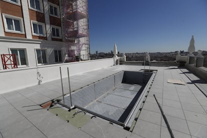 El hotel está previsto que se inaugure a mediados del mes de julio. Las reservas ya están disponibles desde el mes de septiembre. En la imagen, la futura piscina del edificio.