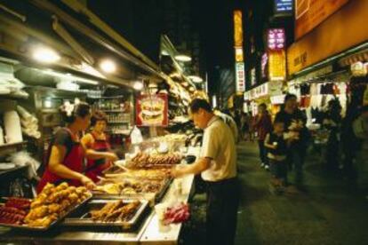 Puesto de comida callejera en el mercado nocturno de Myeondong, en Seúl (Corea).