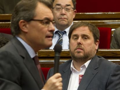 Junqueras observa a Mas. 