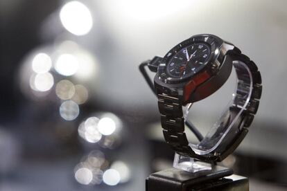 Reloj G Watch R de LG, con las utilidades de un smartwatch pero la apariencia de un rejo tradicional. Cuesta unos 300 dólares.