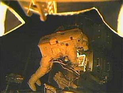 Los astronautas invirtieron seis horas para instalar la puerta que dotará de más autonomía a la estación.