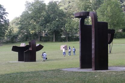 Varios visitantes contemplan las obras de Eduardo Chillida en su museo