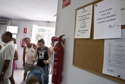 Un cartel avisa en el consultorio Oasis de Cullera (Valencia): "No se dará cita en especialidades a desplazados".
