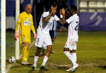 Militao celebra su gol ante el Alcoyano con Vinicius este miércoles.