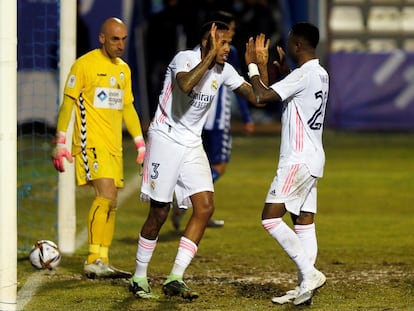 Militao celebra su gol ante el Alcoyano con Vinicius este miércoles.