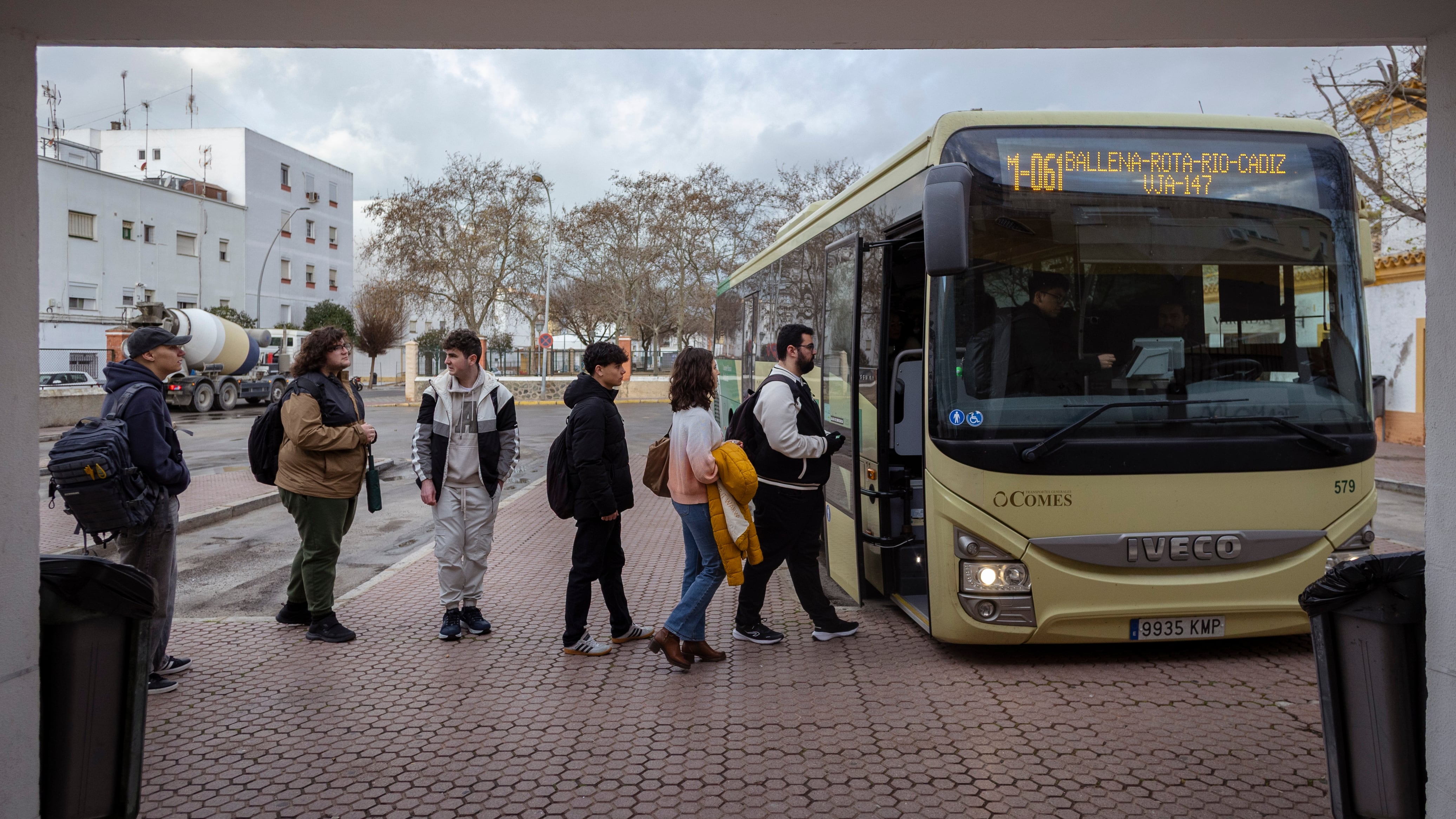 Varios de los estudiantes que viven en la localidad de Rota y deben desplazarse a la Universidad de Cádiz en Puerto Real. 