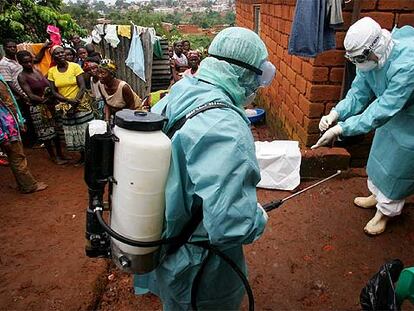 Personal de Médicos Sin Fronteras entra, en abril, en la casa de un sospechoso de padecer Marburg, en Uige (Angola).