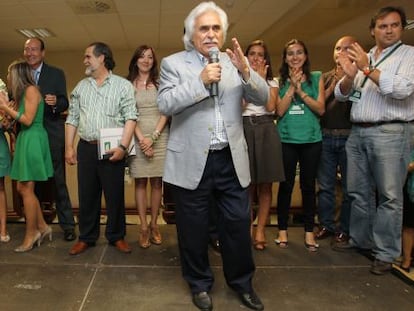 Rafael Gómez, Sandokán, con un grupo de simpatizantes de su partido.