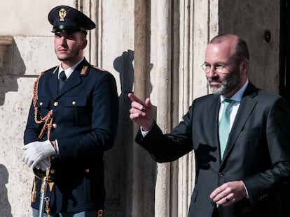 El presidente del PPE, Manfred Weber, abandona el  Palacio Chigi tras una reunión con Meloni, en noviembre de 2022.
