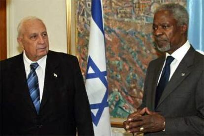 Ariel Sharon (dcha.) y Kofi Annan comparecen ante la prensa durante su encuentro en Jerusalén.