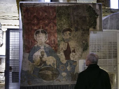 Un visitante observa una de las piezas del tesoro de Sijena instaladas ya en una de las salas del monasterio.