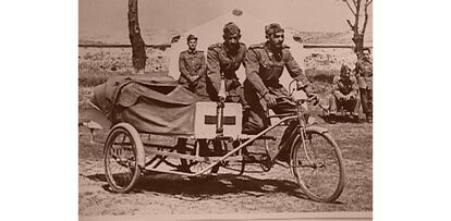 Voluntarios de la Cruz Roja transportan una camilla en bicicleta en una imagen sin datar de la organización, que el 4 de julio cumple 150 años en España.