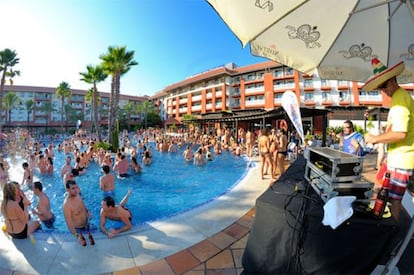 La piscina del hotel Barceló acoge las sesiones de dj