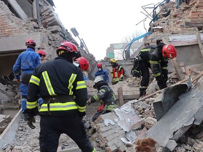 Un equipo de rescatistas trabaja en un edificio dañado por un ataque con drones, este miércoles por la mañana en Kiev.