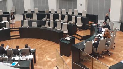 La bancada vacía del PP en el pleno del Ayuntamiento de Madrid.