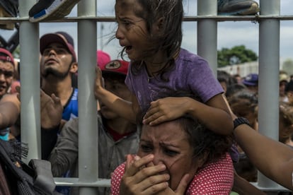 La policía federal mexicana lanzó gas pimienta contra los migrantes, lo que provocó el llanto y desató el miedo entre la gente.