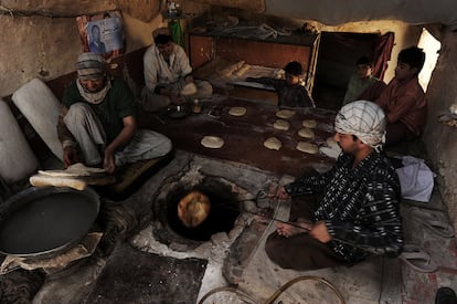 Un hombre hornea pan tradicional en Kabul, para tenerlo listo a la hora de la ruptura del ayuno, en la puesta de sol.