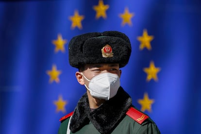 Un soldado monta guardia tras una rueda de prensa de la Unión Europea sobre la invasión rusa a gran escala de un año en Ucrania, en Pekín, China, este viernes.
